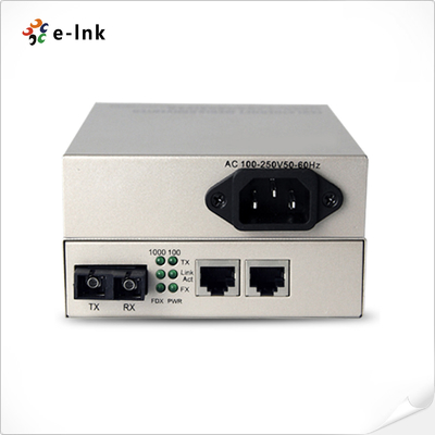 1 फाइबर पोर्ट + 2 यूटीपी पोर्ट 10/100M मीडिया कनवर्टर बिल्ट-इन PSU के साथ